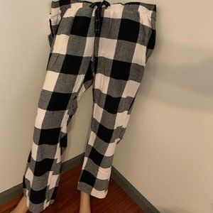 Old Navy Printed Flannel Pajama Pants | Black & White Plaid | Maternity-Friendly